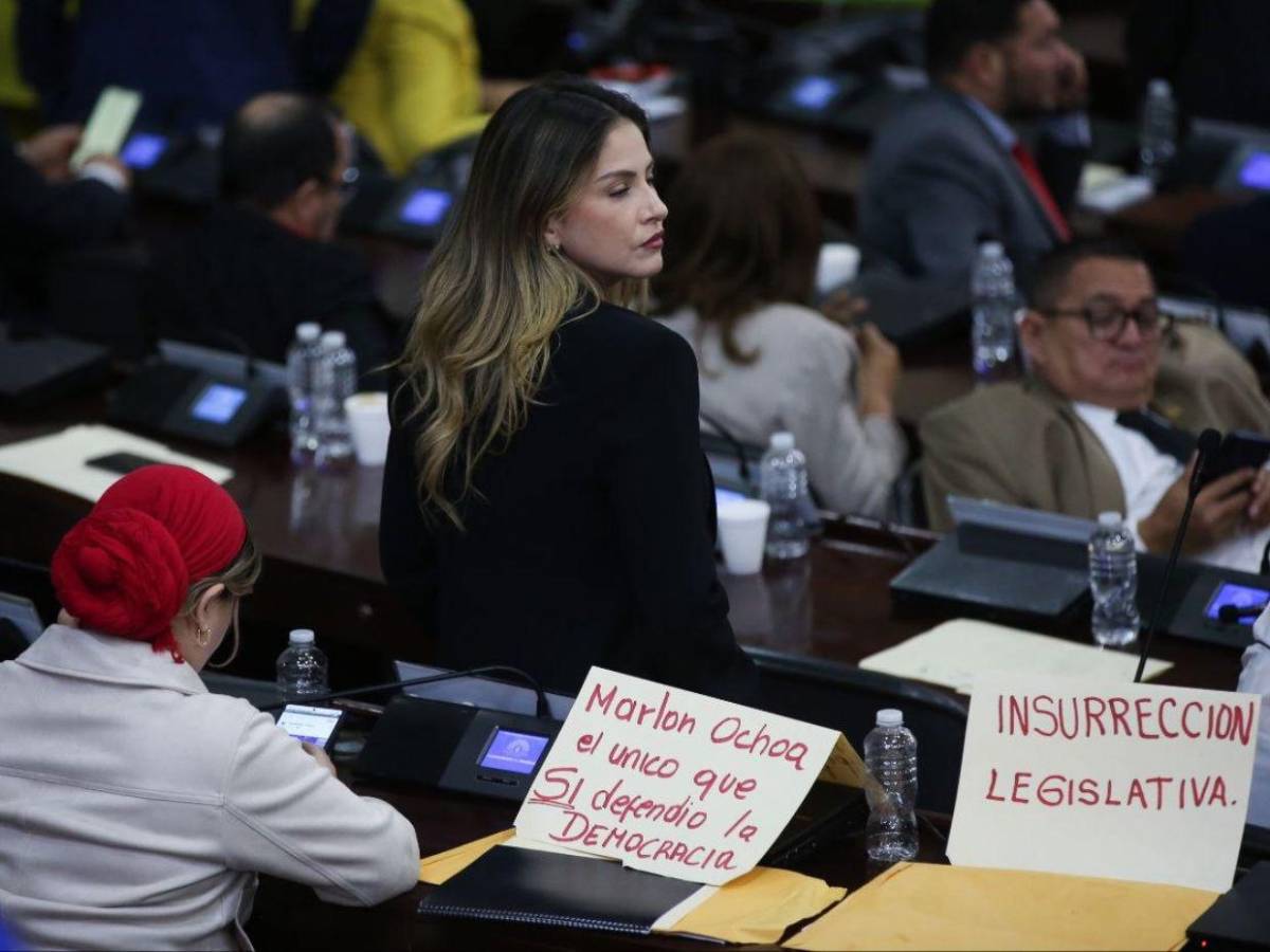 Diputados de Libre protestan previo a sesión para conocer denuncias de juicio político