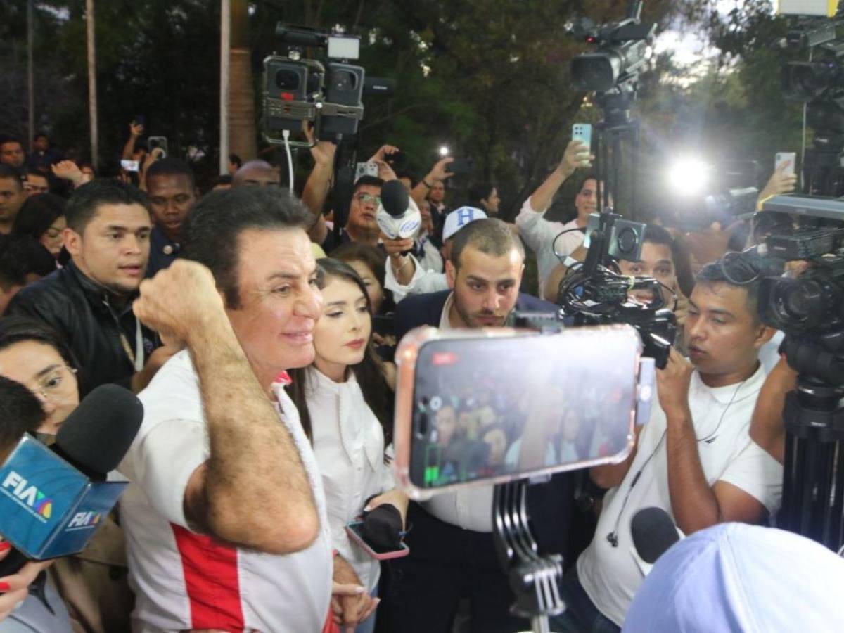 Tensión y reclamos en la UNAH mientras Nasralla supervisa cierre de urnas