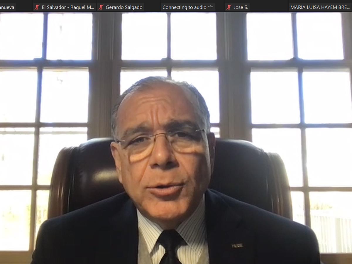 <i>El Dr. Juan José Daboub, presidente de HUGE, compartiendo su visión sobre el futuro energético del Triángulo Norte en el encuentro “Energía: Clave para el Nearshoring”.</i>