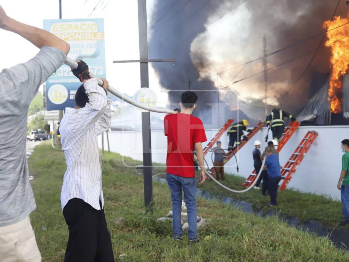 FOTOS: Voraz incendio consume empresa de madera en Choloma; bomberos luchan por apagarlo