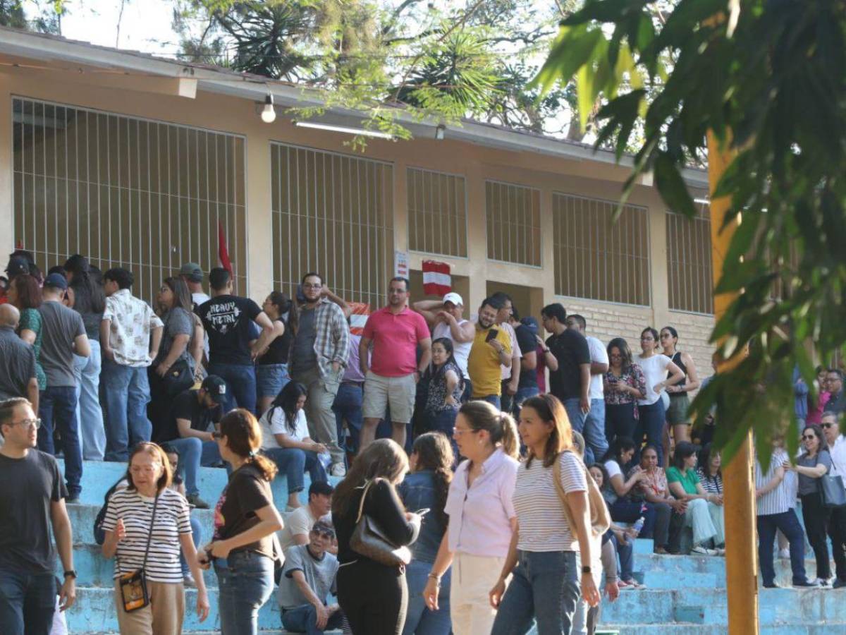 Desilusión en las urnas: tras largas filas, ciudadanos abandonan centros de votación