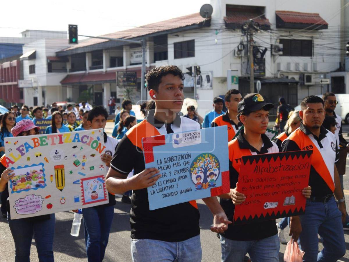 Con bandas y pancartas, estudiantes desfilan en SPS por el Día de la Alfabetización