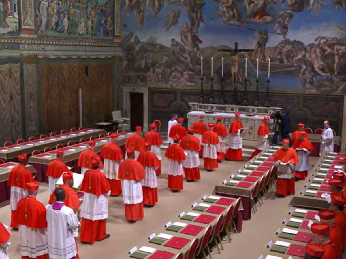 Con fe, oración y un juramento de secreto, la procesión da inicio al cónclave en el Vaticano