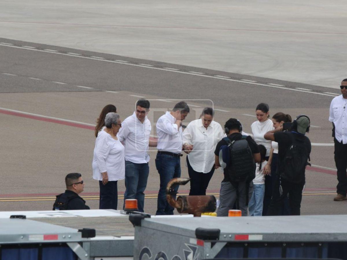 Momento en que Juan Orlando Hernández bajó del avión en Honduras y abrazó a su familia