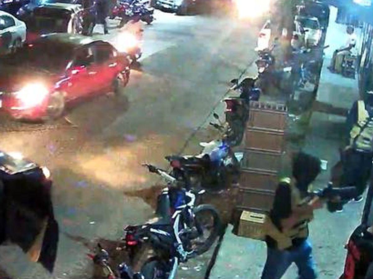 Cámaras captaron asalto en barrio Bella Vista: llegaron armados, con chalecos y encapuchados