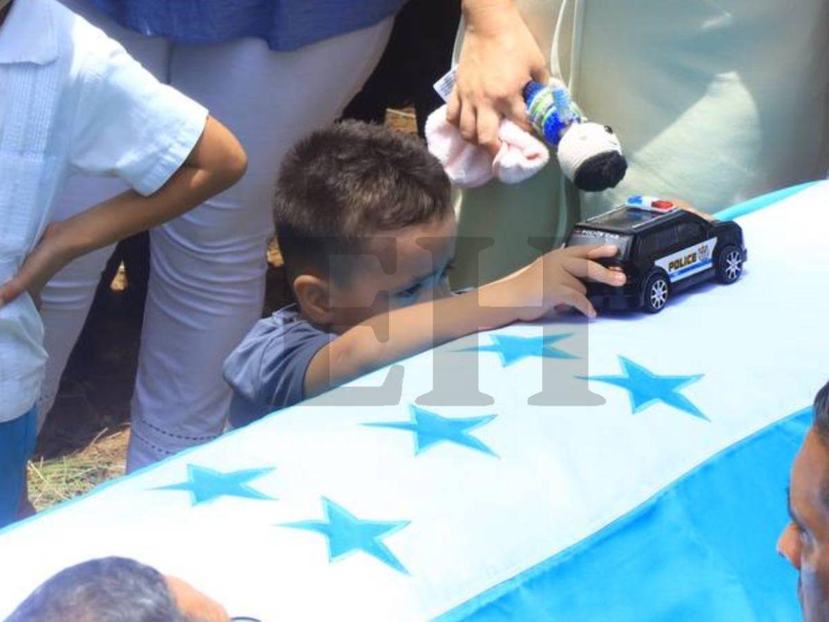 Jugando carritos en su ataúd y riendo con sus fotos: hijo despide al inspector Kevin Pérez