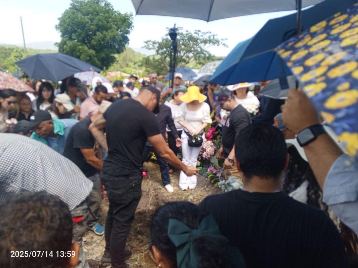 Milagro Flores se quebranta en el sepelio de Mayra Tercero: “Es un balde de agua fría