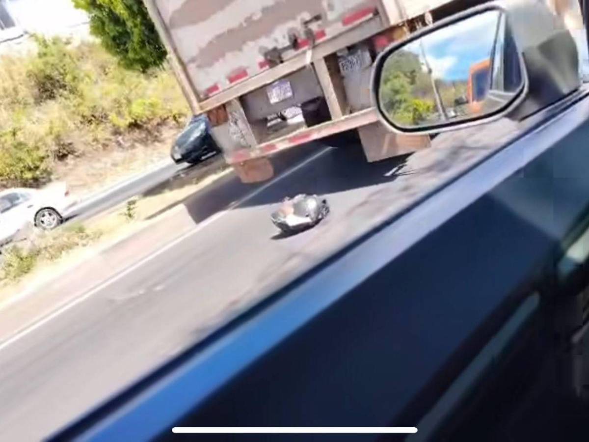 Entre las llantas de una rastra: Motociclista muere atropellado en el bulevar FF AA