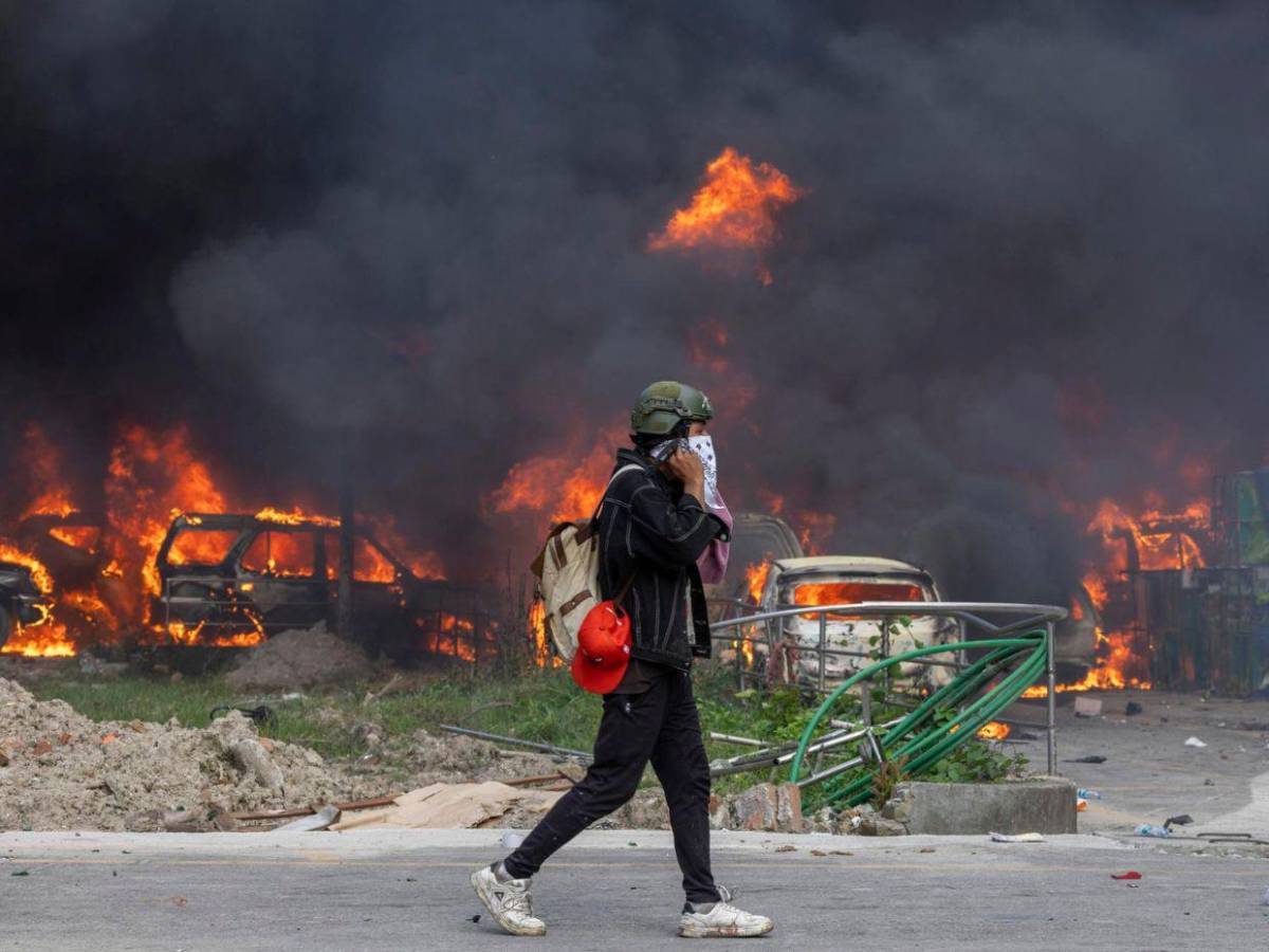 Muertes, ataques a políticos y protestas: renuncia de primer ministro en Nepal deja ola de violencia