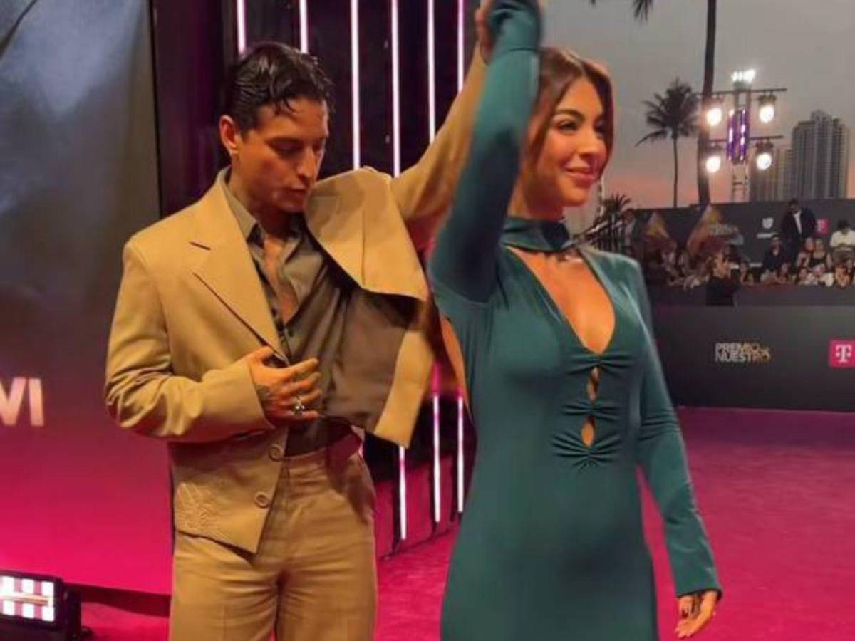 Maluma y su novia derrochan amor en la alfombra de Premio Lo Nuestro 2026
