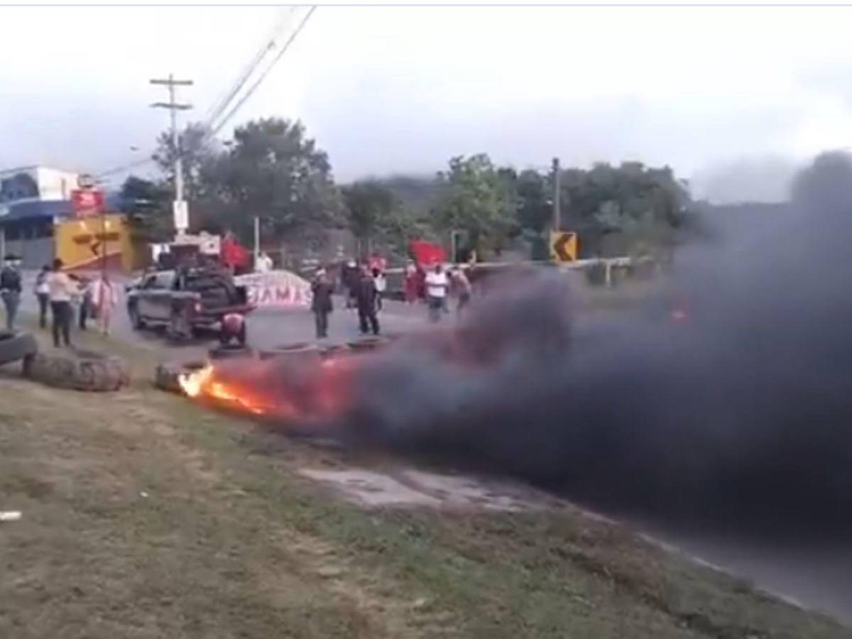 Tras quema de llantas, despejan la CA-5: imágenes que dejó la toma de militantes de Libre