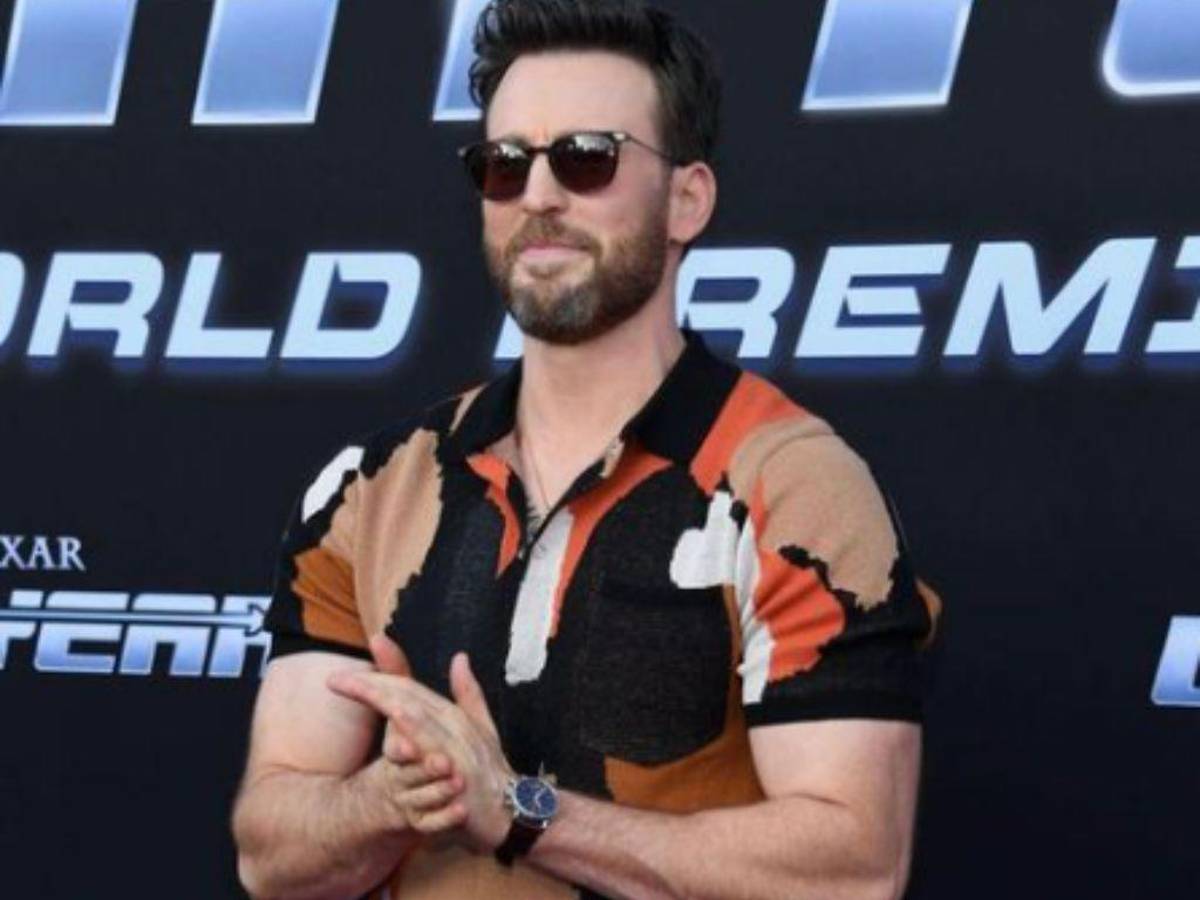 Chris Evans cambia su viejo teléfono y causa furor en las redes sociales