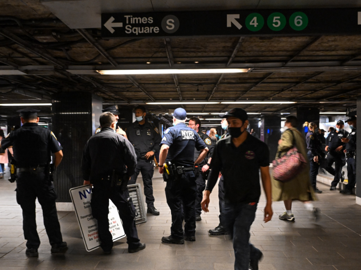 Ofrecen recompensa de 50 mil dólares por ayudar a detener al autor de tiroteo en el metro de Nueva York