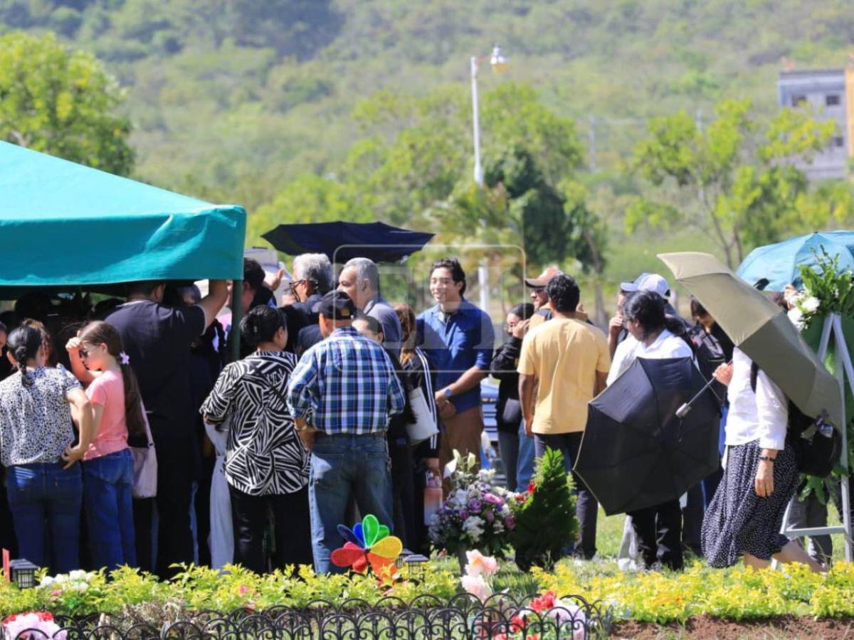 Doloroso último adiós a Claudia Garay, víctima del trágico derrumbe en la capital