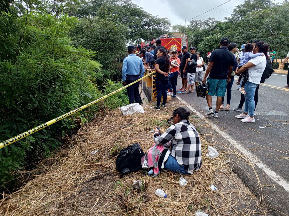 A la orilla de la carretera fueron subidos algunos de los lesionados, unos en estado delicado.