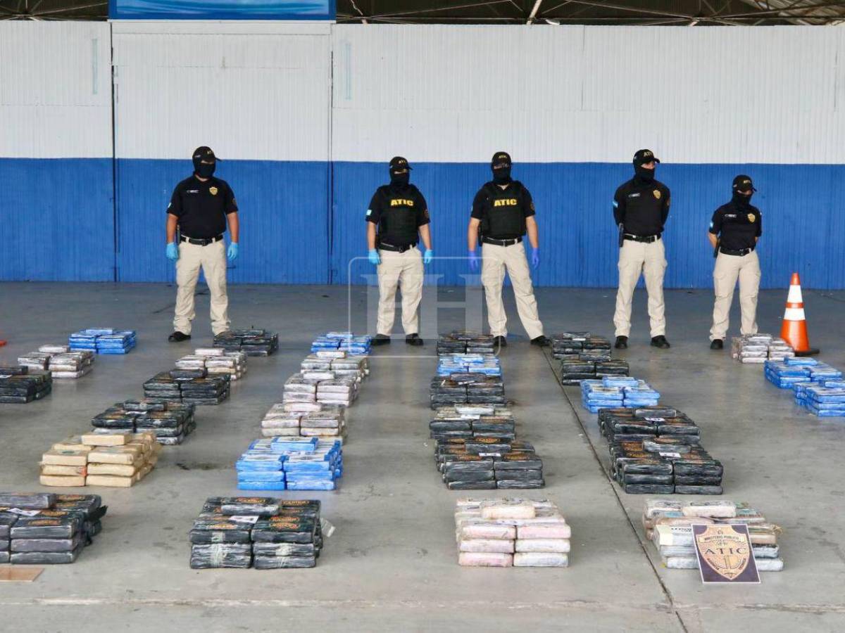 Así trasladaron a los cinco detenidos con 899 kilos de cocaína tras operación en Gracias a Dios