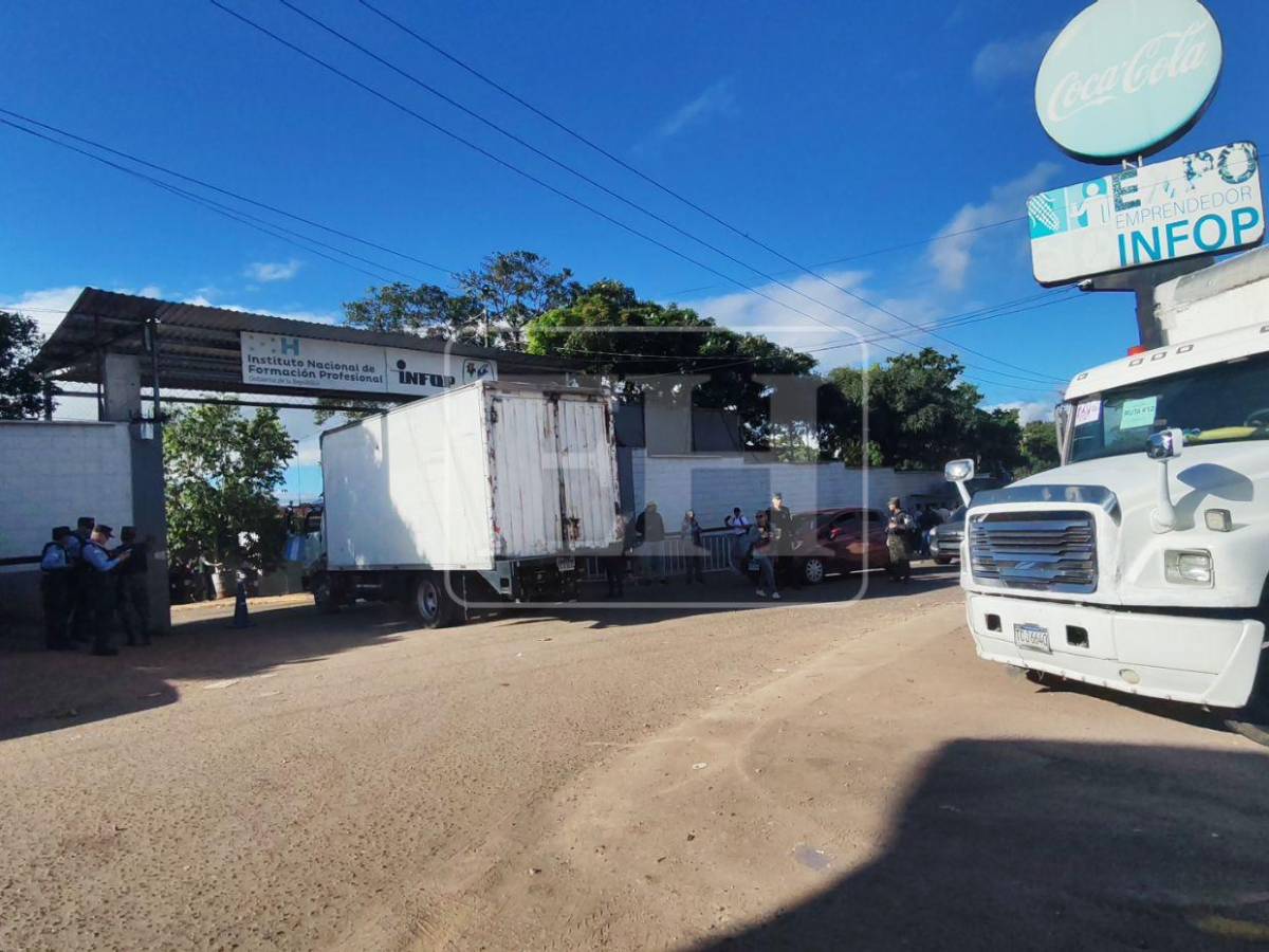 Bajo resguardo militar retornan camiones con material electoral a las bodegas del Infop