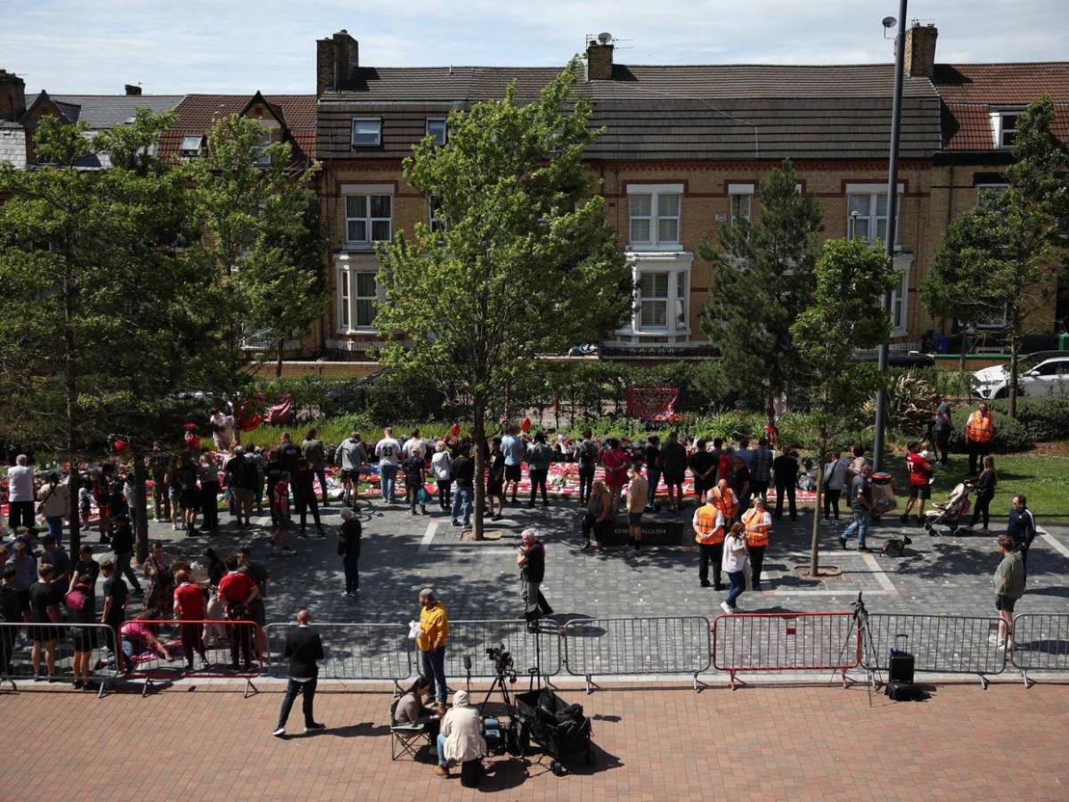 You´ll Never Walk Alone: Seguidores del Liverpool rinden homenaje a Diogo Jota
