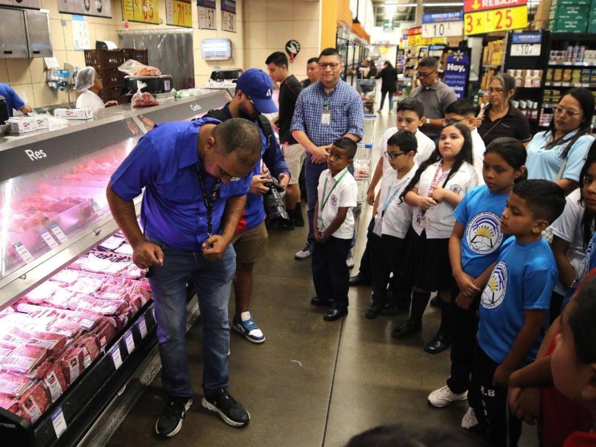 Los héroes ecológicos de Escuelas Amigables llevaron su alegría a Walmart