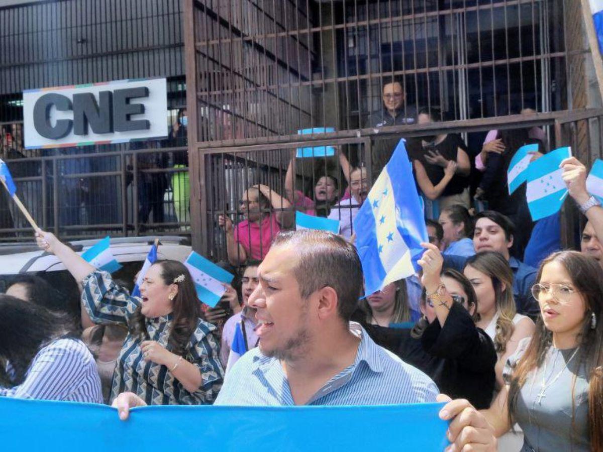 ¡Cossette, no estás sola!: protestan frente al CNE mientras la ATIC asegura documentos