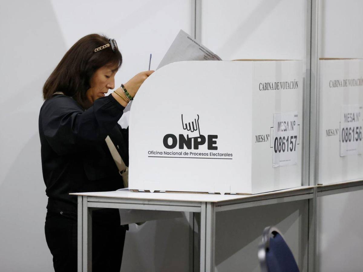 Retrasos, falta de material y ciudadanos sin sufragar: Perú extiende votaciones hasta el lunes