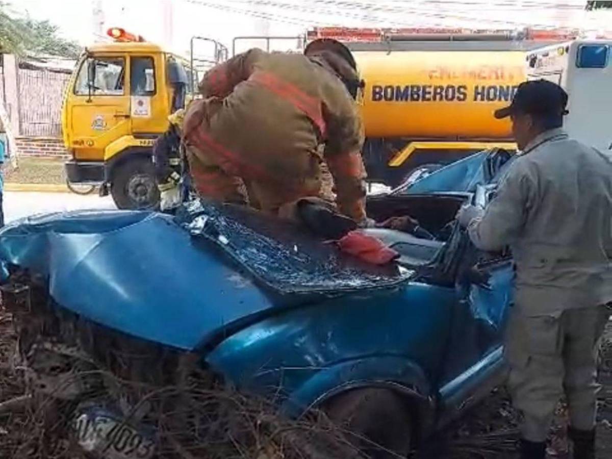 Brutal accidente deja tres personas atrapadas dentro de un vehículo en Catacamas