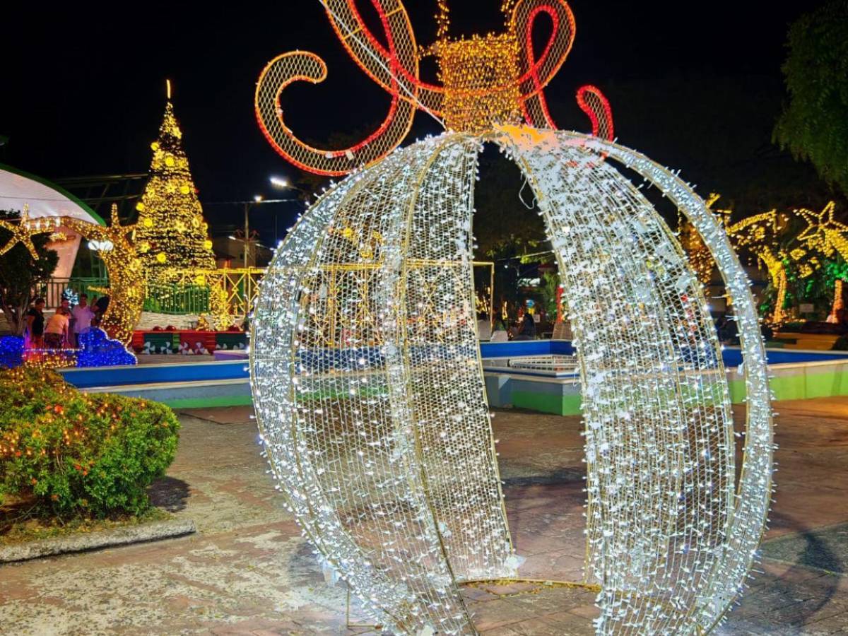 Entre luces y muñecos de nieve, San Lorenzo se impregna del ambiente navideño