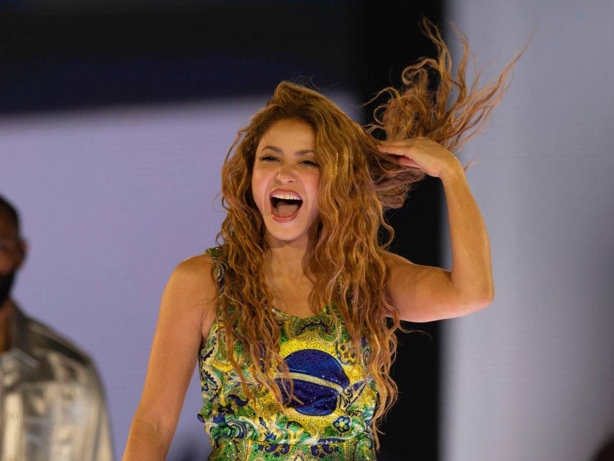 Así es el vestuario de Shakira en Brasil: cristales, cyberpunk y poder femenino
