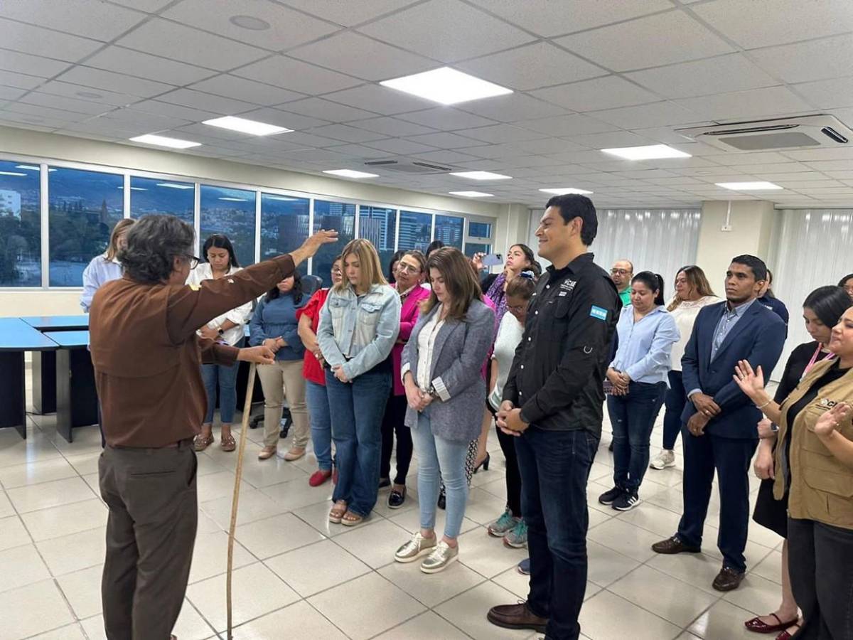 Así fue el abrazo entre consejeros del CNE, tras diálogo con padre Leopoldo Serrano