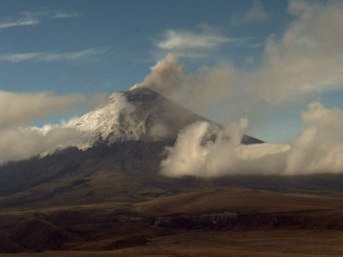 Reportan caída de ceniza del volcán Cotopaxi en Quito, Ecuador