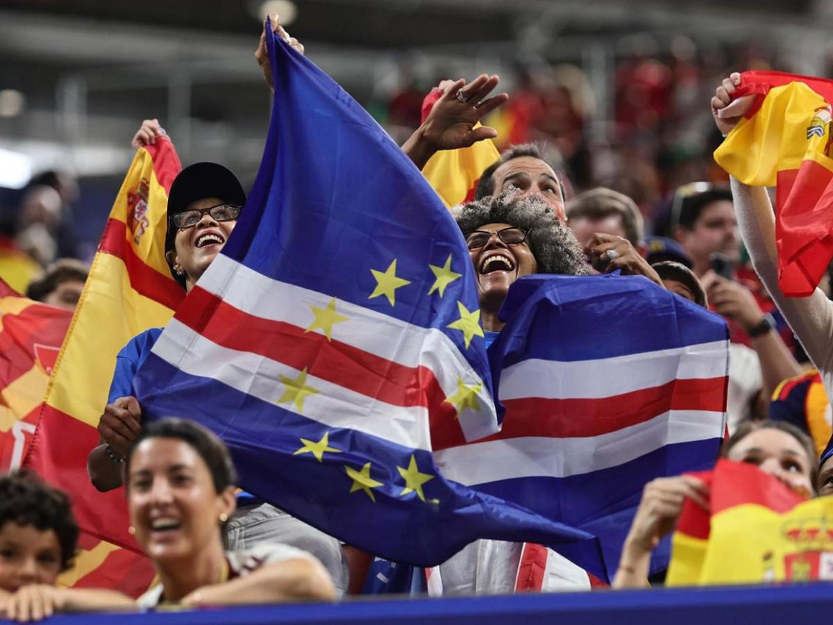 Locura en calles de Atlanta, cientos de españoles animan la previa España vs Cabo Verde