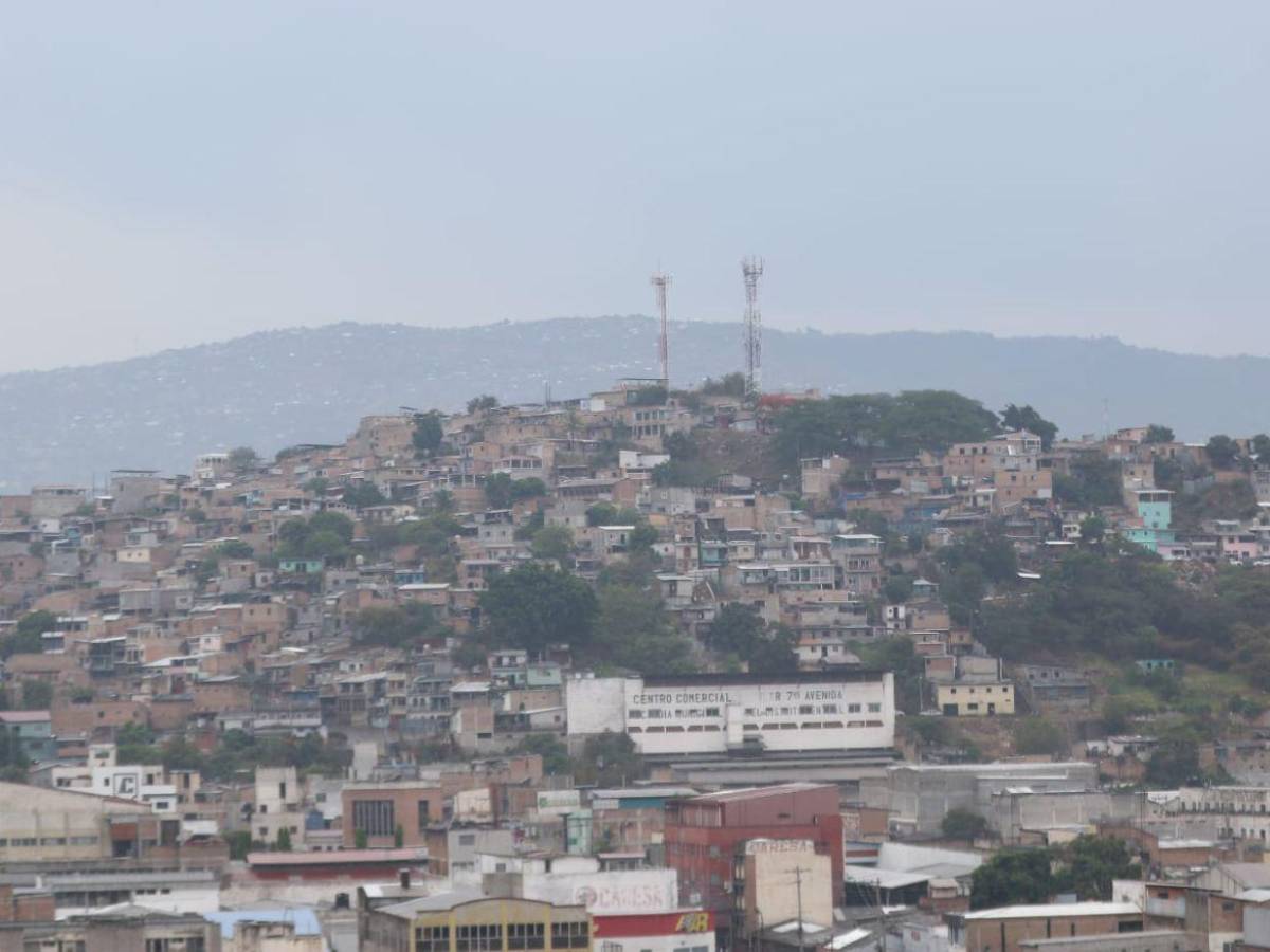 Fiel a la tradición: refrescante lluvia cayó sobre la capital en el Día de la Cruz