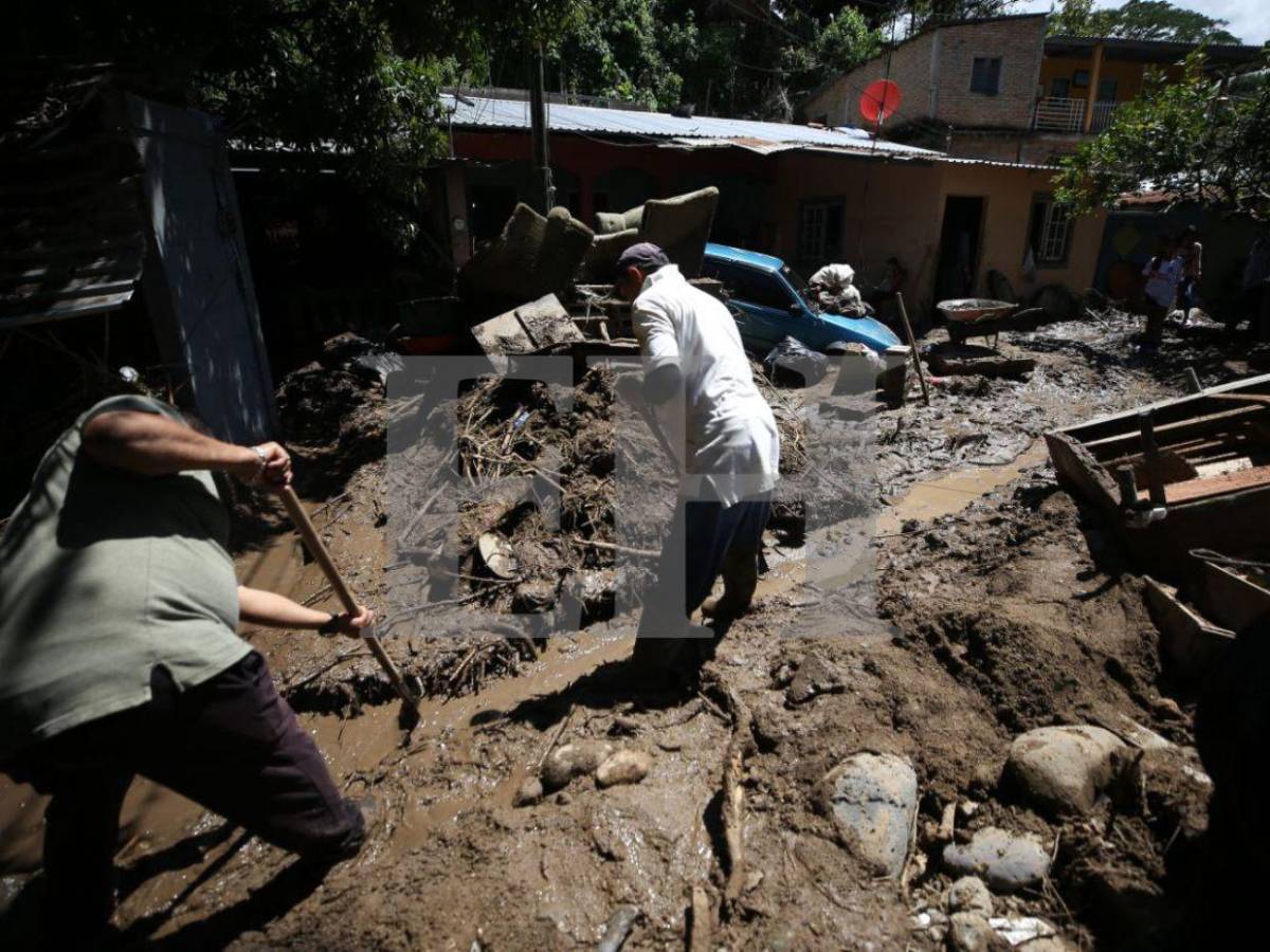 Casas inundadas y carros volcados: el caos en Río Abajo por las lluvias