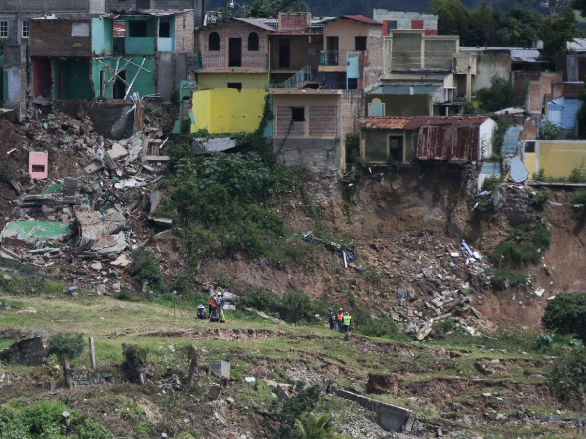 Con miedo y sin dormir:  Familias de la Guillén temen nuevos derrumbes en la zona cero