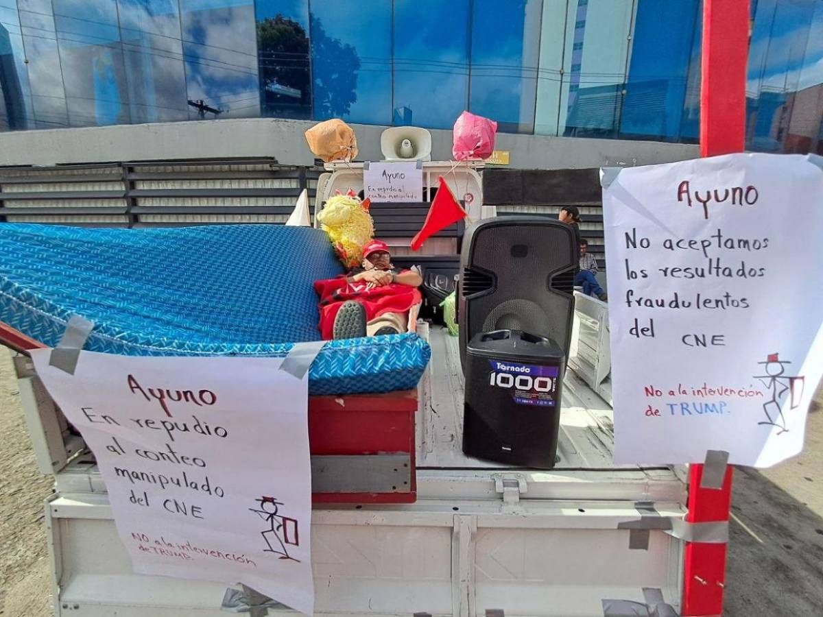 Militante de Libre realiza huelga de hambre frente al RNP: No aceptamos los resultados