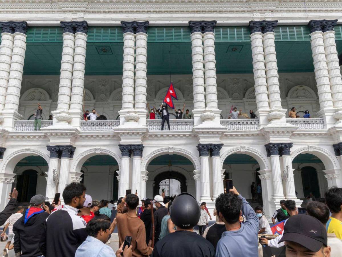 Muertes, ataques a políticos y protestas: renuncia de primer ministro en Nepal deja ola de violencia