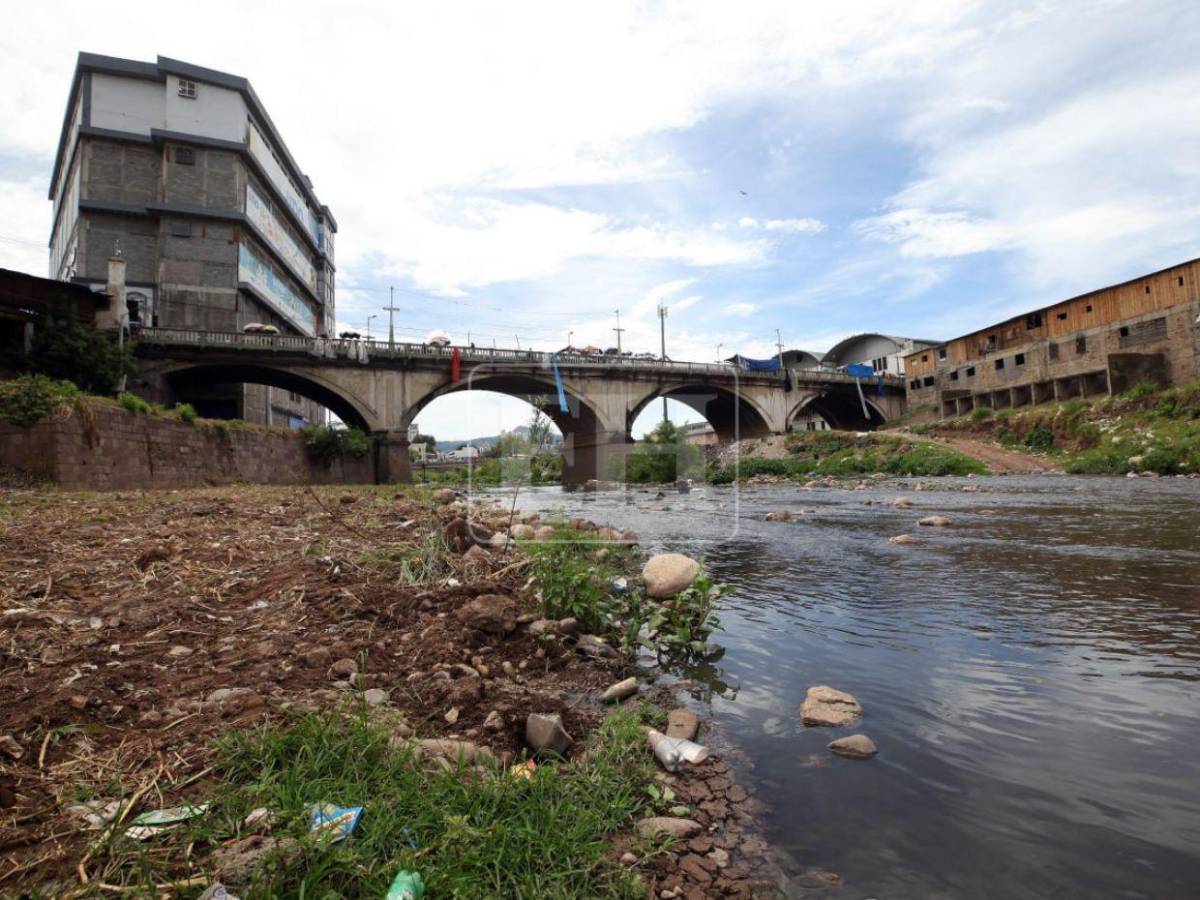 Casi a secas y lleno de basura: así luce el Río Choluteca de la capital