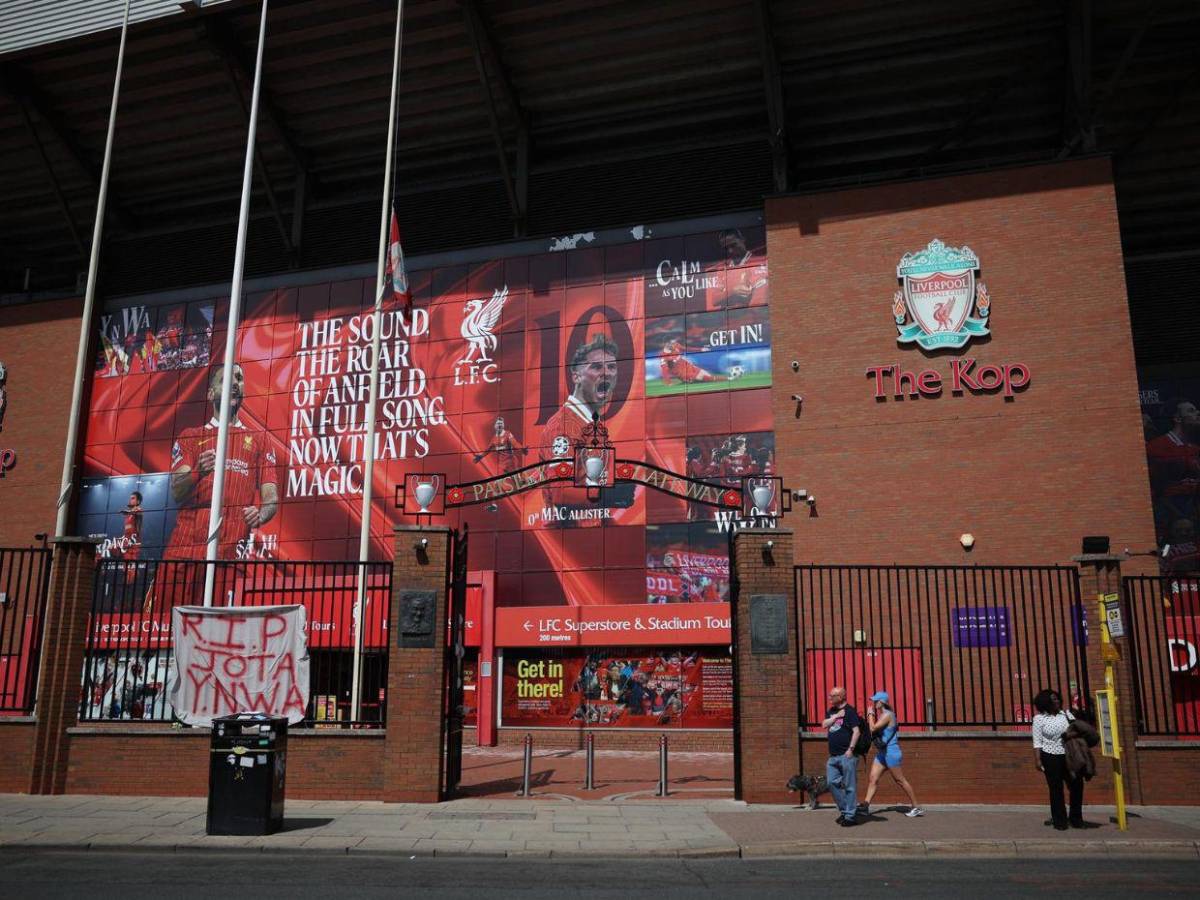 You´ll Never Walk Alone: Seguidores del Liverpool rinden homenaje a Diogo Jota