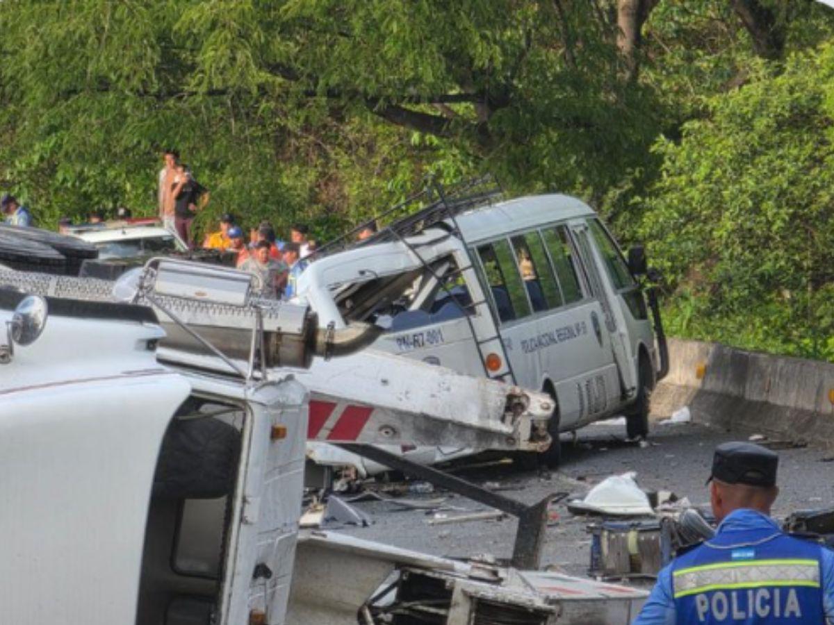 Venían de recoger uniformes: lo que se sabe del accidente de bus de policías que dejó varios muertos
