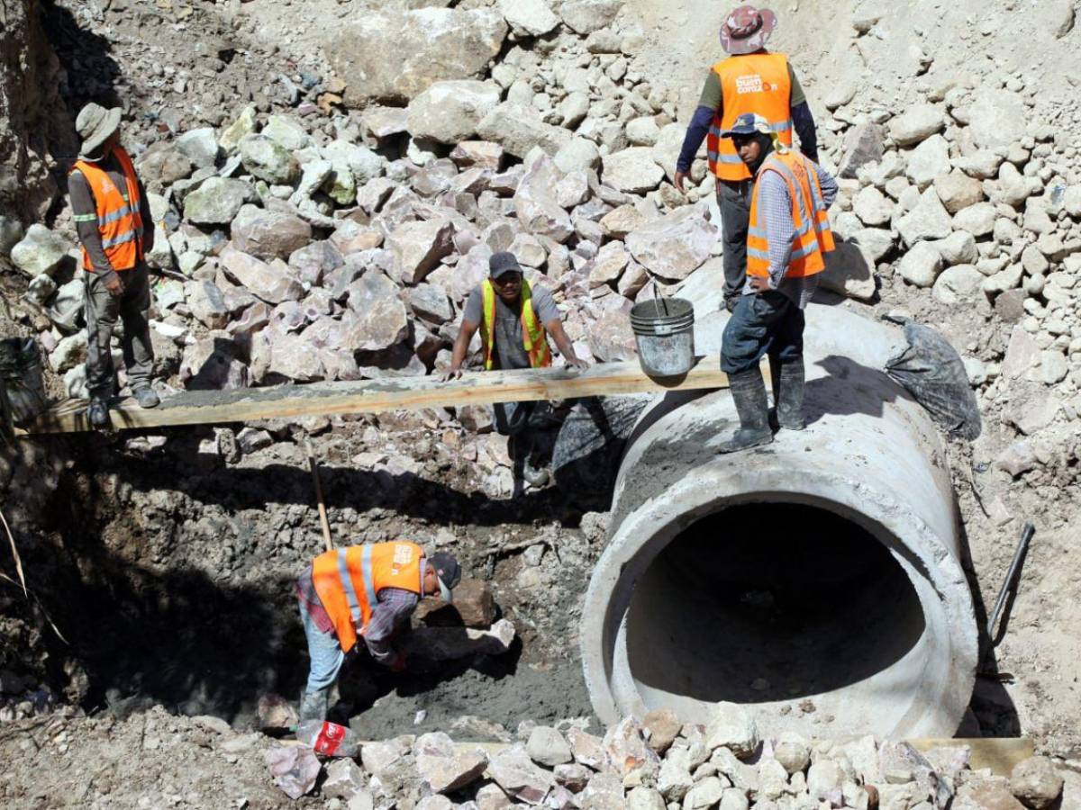 Avanzan los trabajos de rehabilitación en la Reynel Fúnez tras enorme socavón