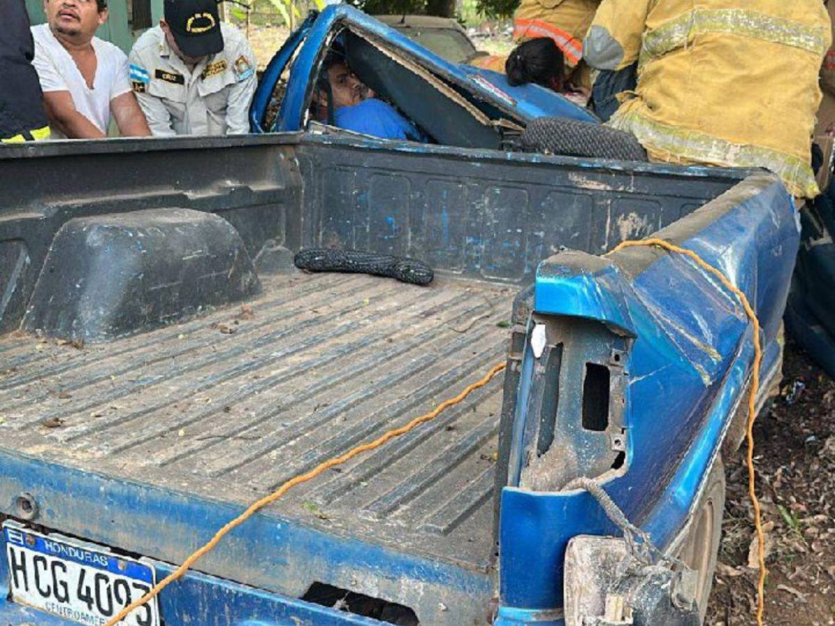 Brutal accidente deja tres personas atrapadas dentro de un vehículo en Catacamas