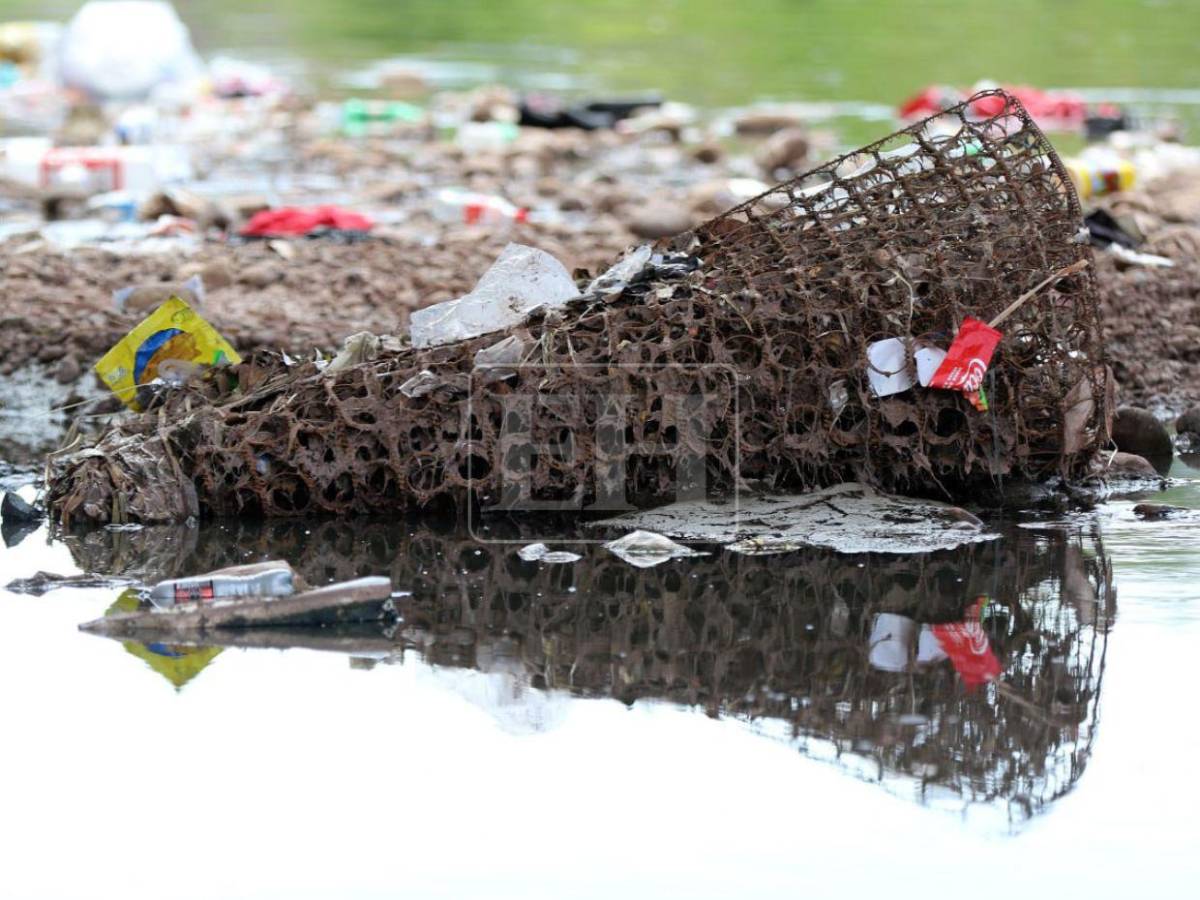 Casi a secas y lleno de basura: así luce el Río Choluteca de la capital