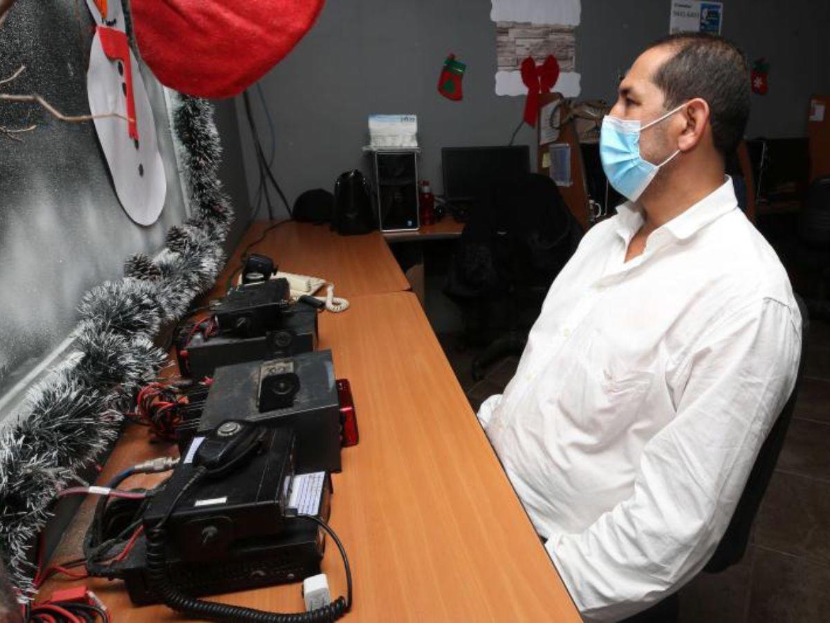 Óscar Carrasco, quien labora hace 16 años en la AMDC, se encarga de monitorear incidencias a través de radios.