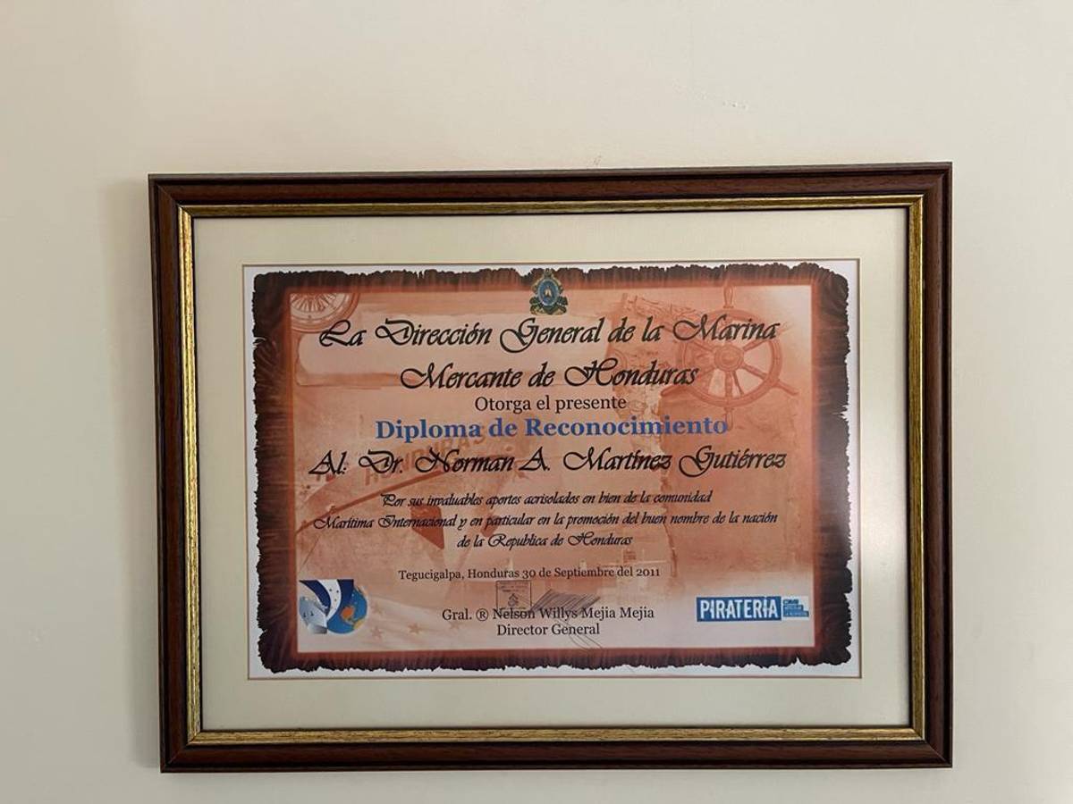 Uno de los reconocimientos que recibió en Honduras.