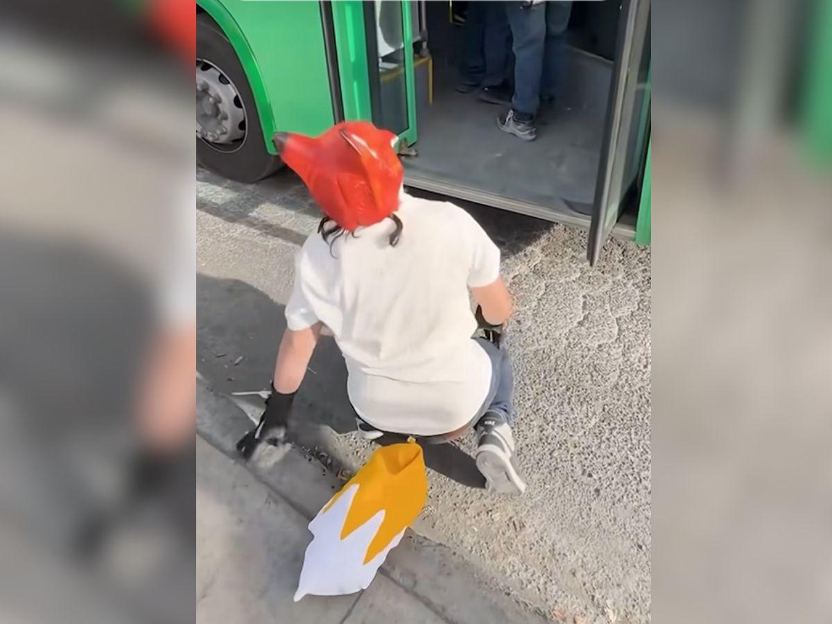 Por eso los atropellan: conductor de un autobús le cerró la puerta a un joven 'therian'