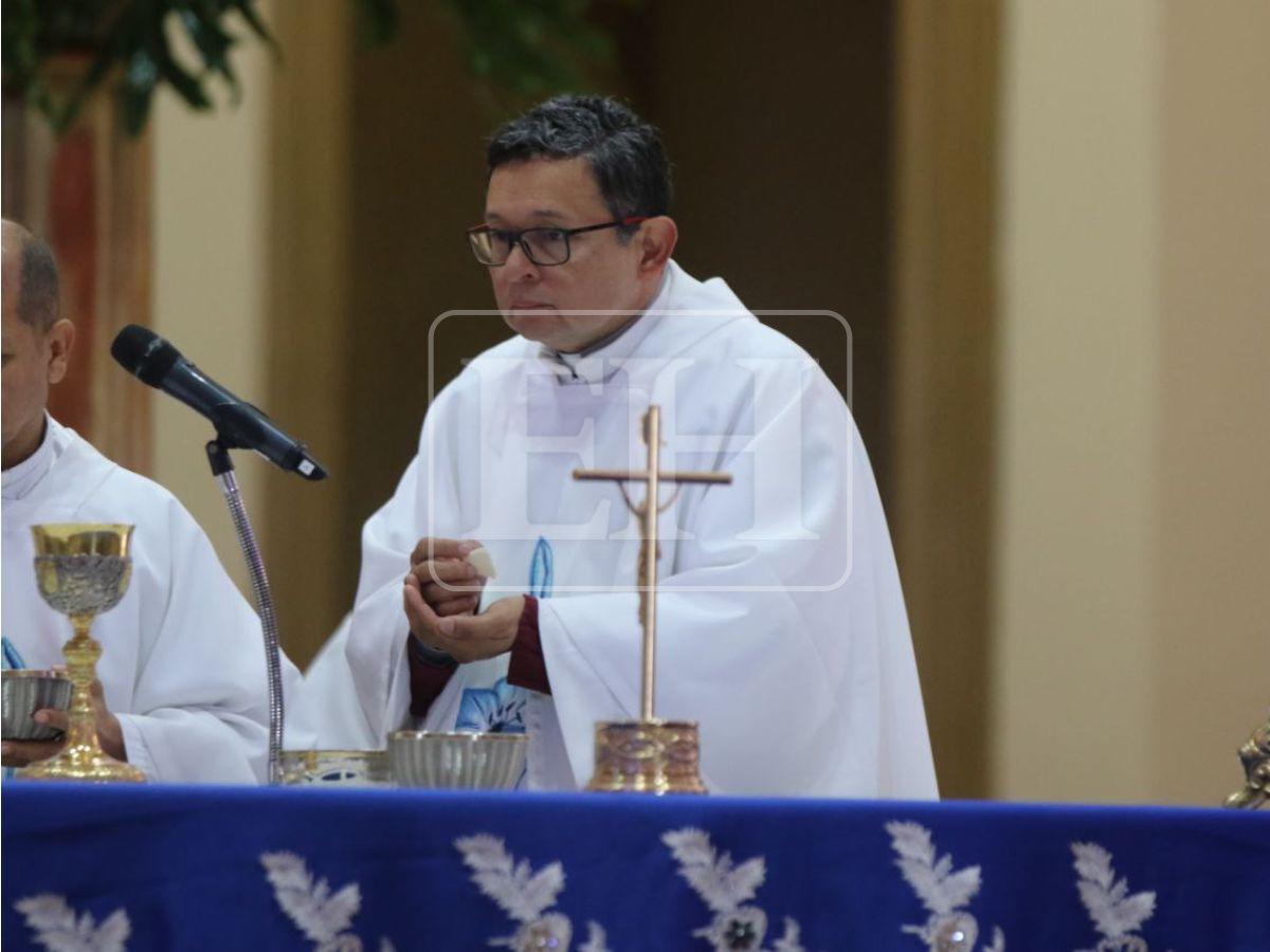 Con Nasry Asfura, las FF AA y funcionarios celebran misa en honor a la Virgen de Suyapa