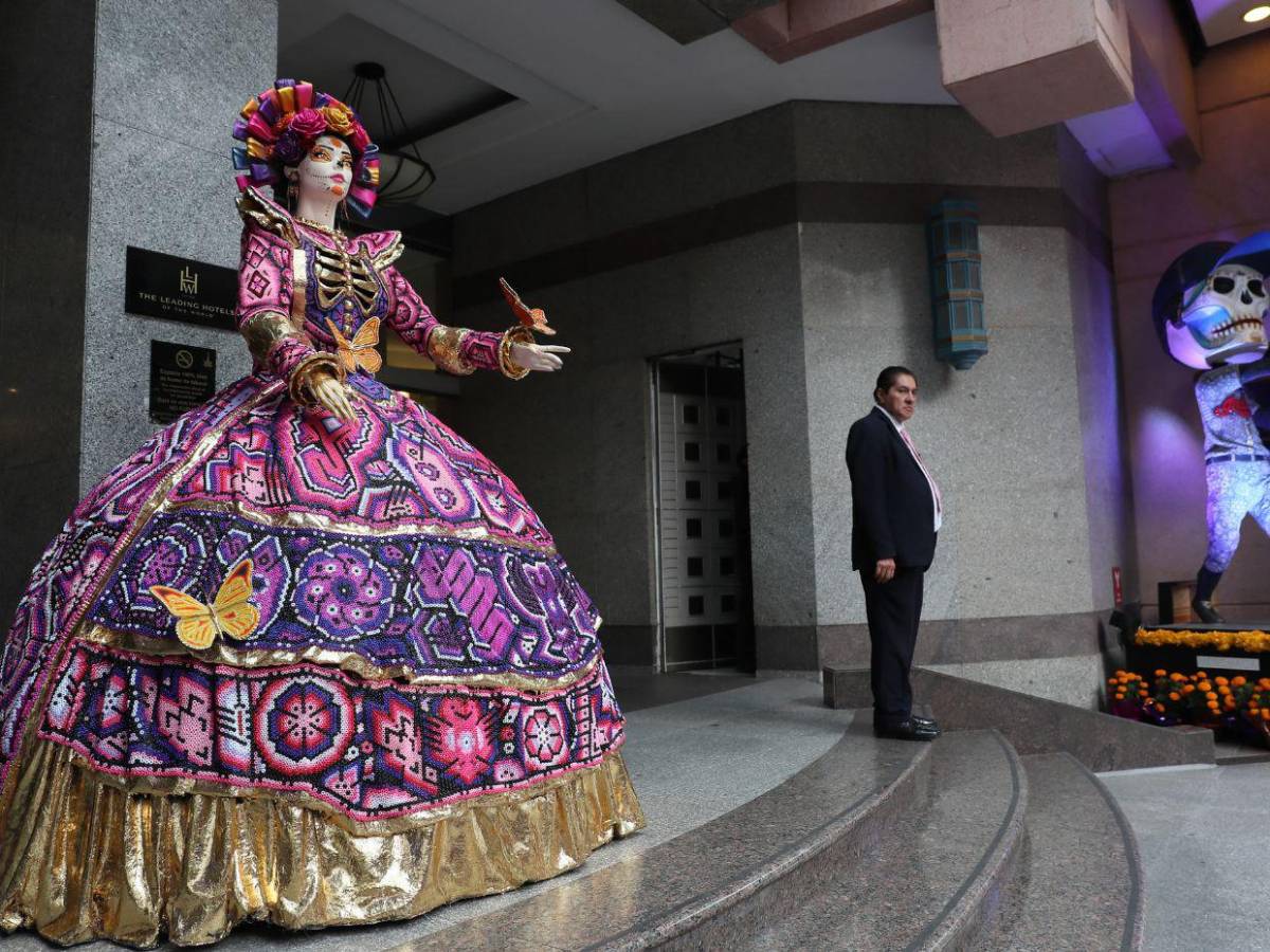 Gigantescas obras de arte llenan de vida Ciudad de México para el Día de Muertos