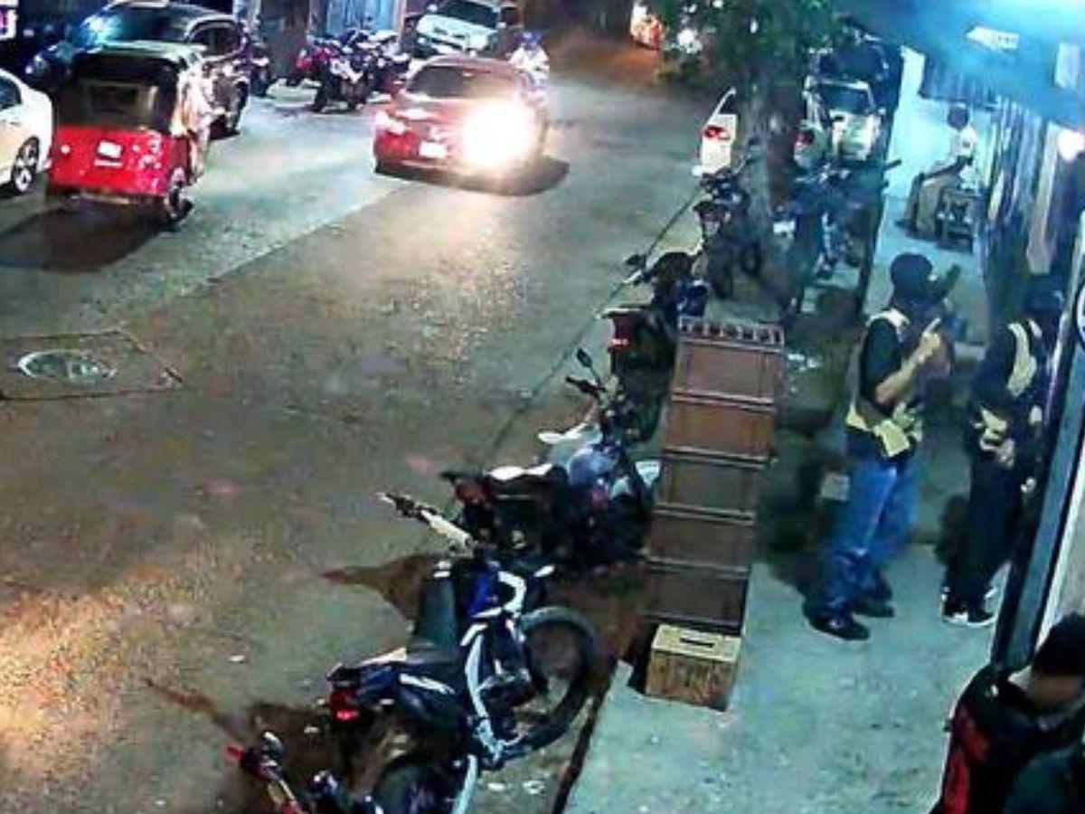 Cámaras captaron asalto en barrio Bella Vista: llegaron armados, con chalecos y encapuchados