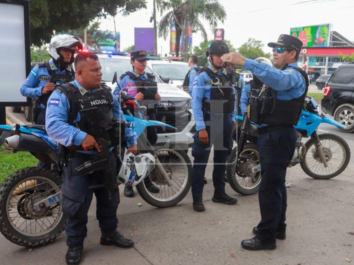 Con dolor y tristeza: Así despiden a los cuatro policías que murieron en Lempira