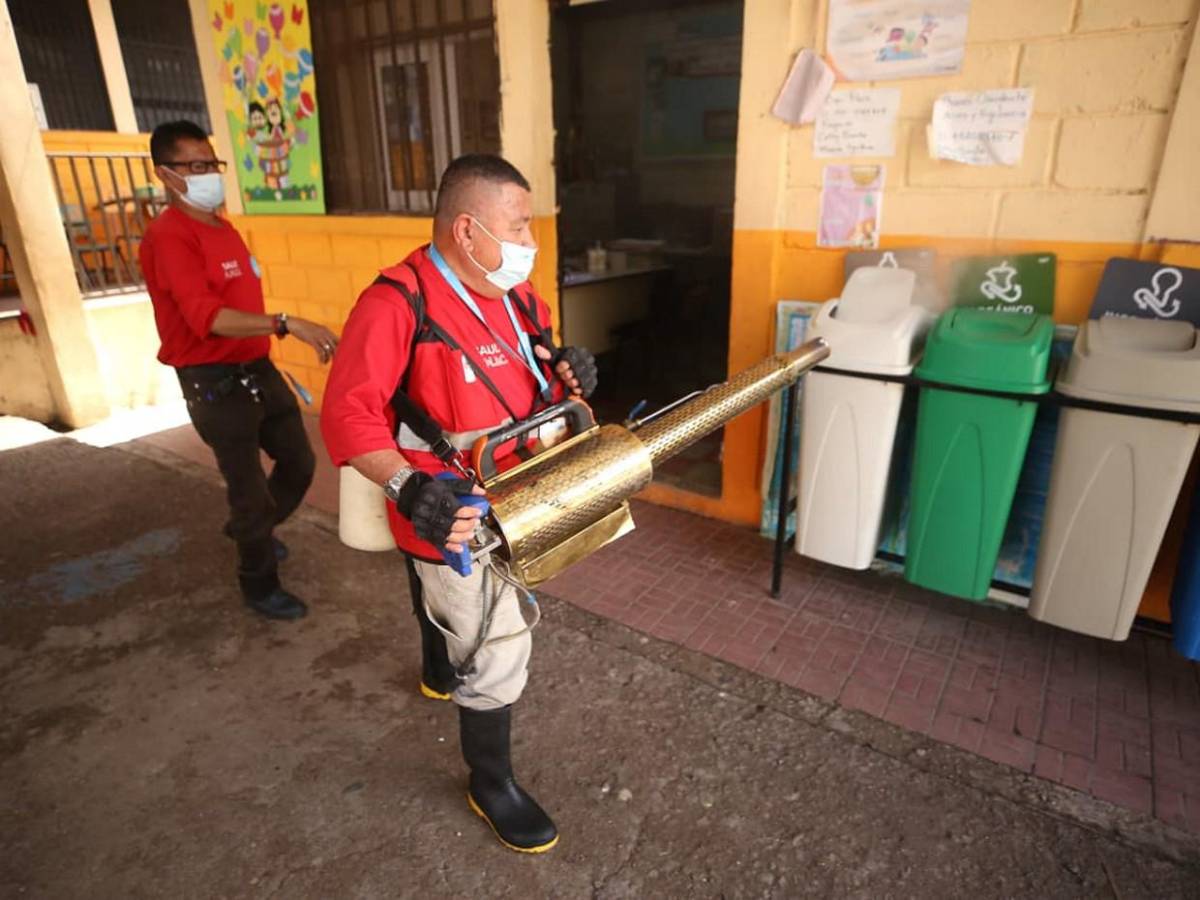 Fumigan albergue de colonia José Arturo Duarte para evitar casos de dengue